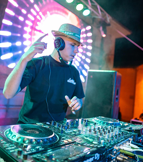 Pista llena en una fiesta con Celso Deejay