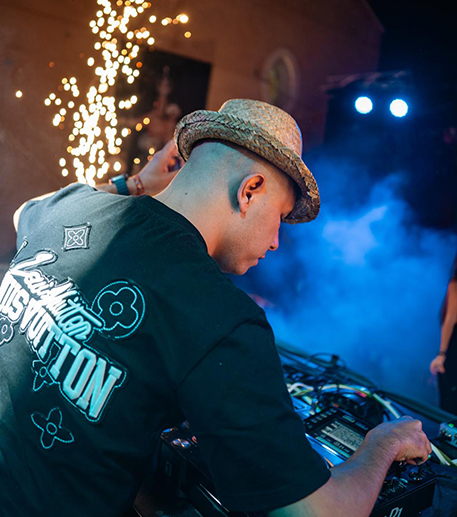 DJ Celso Deejay en cabina durante un evento