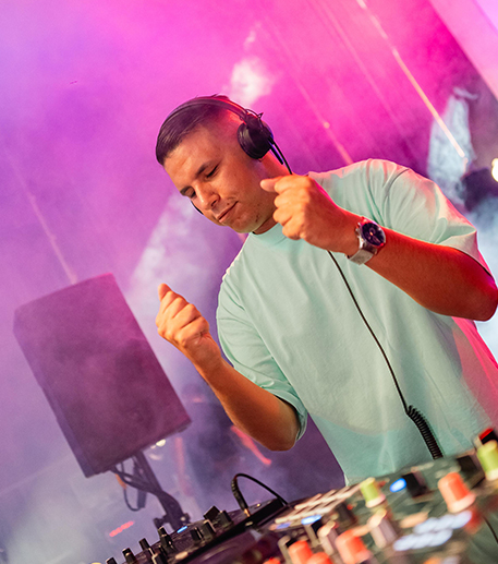 Celso Deejay animando una celebración en Murcia