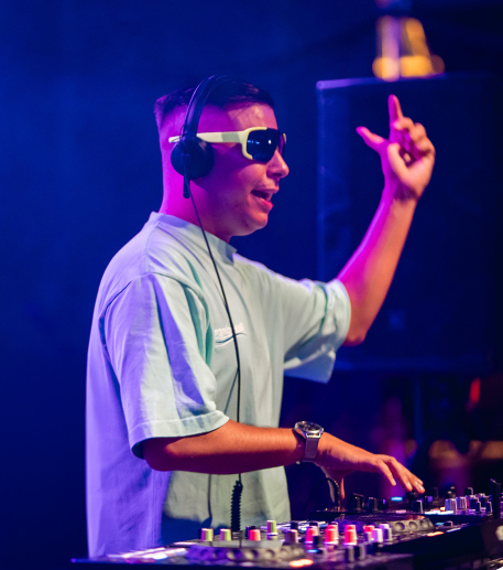 DJ Celso Deejay pinchando en una fiesta en Murcia